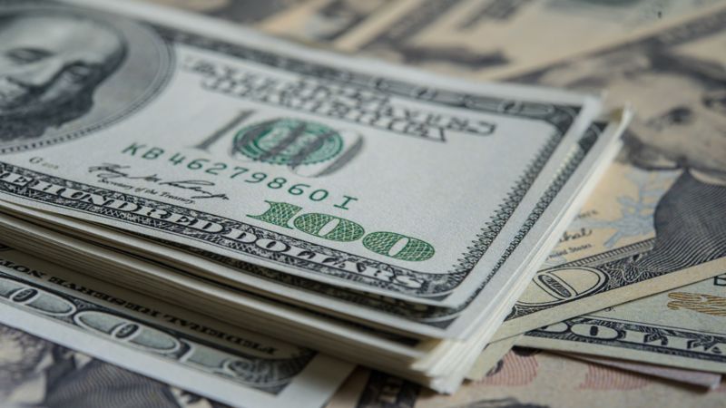 Курс доллара немного снизился на торгах 14 февраля