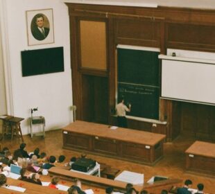 Пять колледжей Казахстана обучали студентов без лицензии